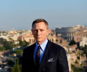 Daniel Craig es el último actor que ha interpretado James Bond. Desde 2006 hasta 2015 Craig ha hecho un papel mucho más rudo, frío, calculador, serio, ingenioso y vulnerable, mostrando un poco el inicio de 007.